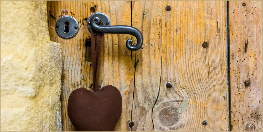 chambre aux tons chauds et murs de pierre